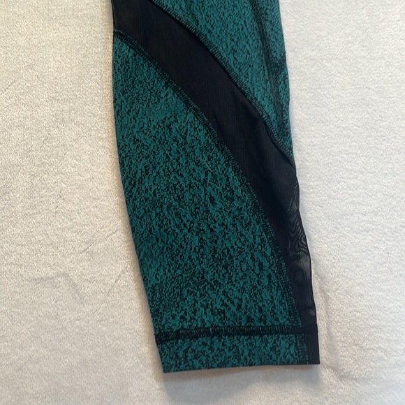 Lululemon 7/8 green and mesh leggings size 6 - Picture 9 of 15